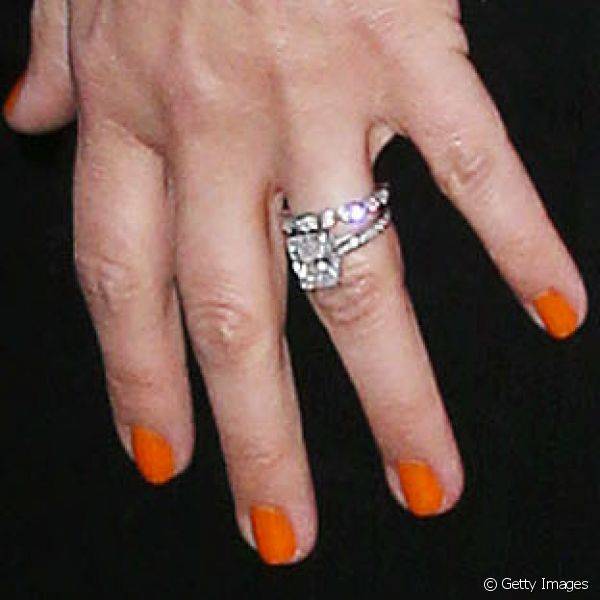 Drew Barrymore também escolhe tons vibrantes para a pontinha dos dedos, como o laranja